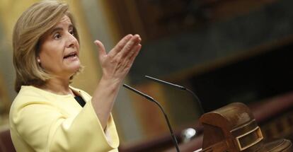 La ministra de Empleo, Fátima Báñez, durante su intervención en el Congreso