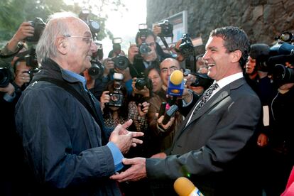 El actor español Antonio Banderas saluda al cineasta Carlos Saura a su llegada al centro de Artes de Ciudad de México.