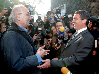 El actor español Antonio Banderas saluda al cineasta Carlos Saura a su llegada al centro de Artes de Ciudad de México.