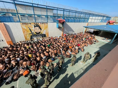  Fotografía cedida por las Fuerzas Amadas de presos reunidos en un patio durante una intervención en la penitenciaria del Litoral, en julio en Guayaquil (Ecuador).