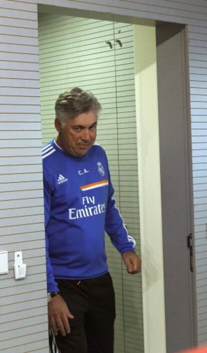 Ancelotti accede a la sala de prensa de Valdebebas.