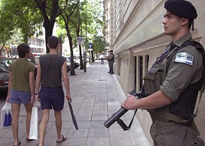 Un policía vigila una calle próxima al edificio del Ministerio de Justicia, en Buenos Aires.