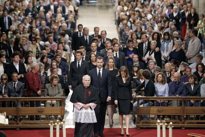 Entrada de las autoridades a la catedral del Santiago para asistir al funeral. De izda a dcha, Alberto N&uacute;&ntilde;ez Feij&oacute;o, los Pr&iacute;ncipes de Asturias, Felipe y Letizia, la infanta Elena y Mariano Rajoy acompa&ntilde;ado de su esposa Elvira Fern&aacute;ndez.