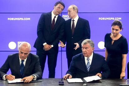 Vladimir Putin y Matteo Renzi hablan mientras los jefes de las petroleras Rosneft (derecha) y Eni firman acuerdos durante la celebración del Foro Económico Internacional de San Petesburgo, el 17 de junio de 2016.