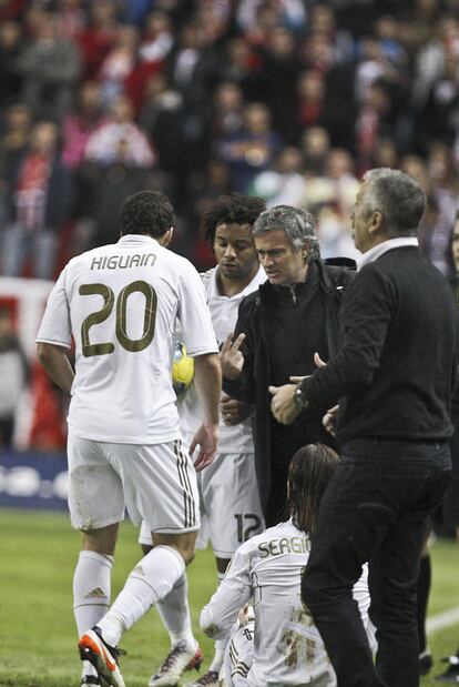 El entrenador del Madrid, José Mourinho, da instrucciones a Sergio Ramos, Marcelo e Higuaín durante el partido.