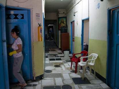 Una mujer de un servicio de limpieza, trabaja en un negocio de alimentos en Medellín (Colombia), el 19 de marzo de 2021.