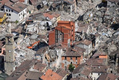 El balanç de morts pel terratrèmol de magnitud 6 que va tenir lloc el passat 24 d'agost a la regió central d'Itàlia ha ascendit a 294. A la imatge, la ciutat d'Amatrice onze dies després del terratrèmol.