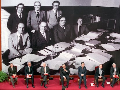 Los 'padres' de la Constitución, durante un homenaje en Madrid en 2001. De izquierda a derecha: Jordi Sole Tura, Miguel Roca, Jose Pedro Pérez Llorca, Gregorio Peces-Barba, Miguel Herrero de Miñón, Manuel Fraga y Gabriel Cisneros.