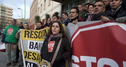 Lourdes Castro, en el centro, antes de entrar en los juzgados y arropada por integrantes de Stop Desahucios.