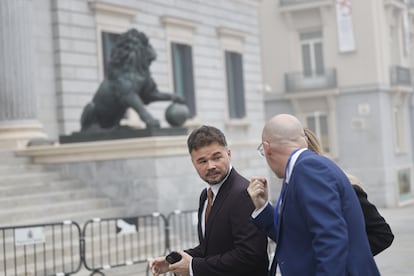 Gabriel Rufián, portavoz de ERC en el Congreso, llega a la segunda jornada del debate de investidura de Pedro Sánchez