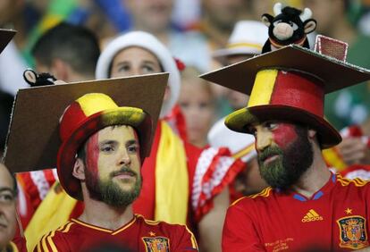 Dos aficionados espa&ntilde;oles al t&eacute;rmino el Espa&ntilde;a-Holanda, en Salvador.