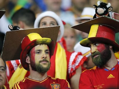 Dos aficionados espa&ntilde;oles al t&eacute;rmino el Espa&ntilde;a-Holanda, en Salvador.