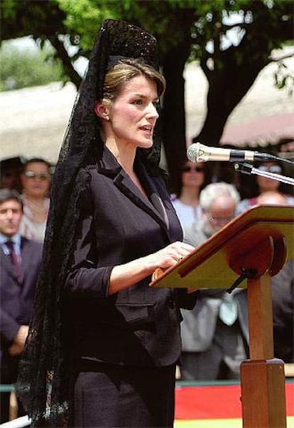 Doña Letizia, vestida de negro y con peineta, amadrina la entrega de la bandera a la Unidad de Acción Rural de la Guardia Civil en Logroño.