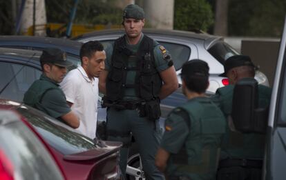 Dris Oukabir, uno de los cuatro detenidos en relación con los atentados yihadistas cometidos el jueves pasado en Barcelona y Cambrils (Tarragona) a su salida de las dependencias policiales de Tres Cantos.