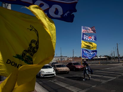 Un simpatizante de Trump camina en las calles de Phoenix en mayo de 2021.