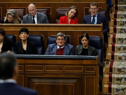 El presidente del Gobierno, Pedro Sánchez (en primer término), durante su réplica a Alberto Núñez Feijóo, este miércoles.