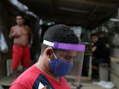 Pessoas esperam para ser testadas em Bela Vista do Jaraqui, uma reserva às margens do rio Negro, no Amazonas, o terceiro Estado com mais mortes pela covid-19 no Brasil.