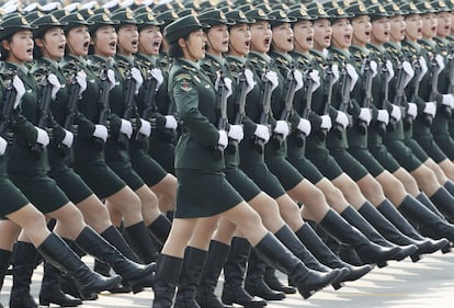 Participantes durante el desfile militar en la plaza de Tiananmen, este martes.