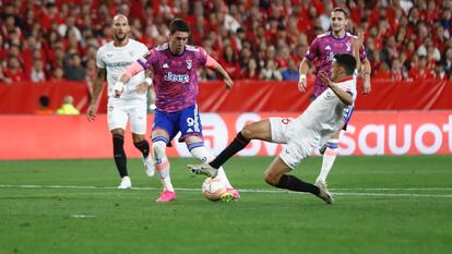 Vlahovic marca el primer gol para la Juventus en el partido ante el Sevilla en el Sánchez-Pizjuán este jueves.