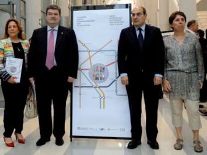 Representantes del Gobierno vasco, diputaciones y Eudel este lunes en la presentación de las líneas estratégicas en el ámbito sociosanitario hasta 2016. 