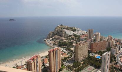 Vista del Tossal de la Cala, donde se halla el 'castellum' romano. En su base, las playas de Poniente y de la Cala, donde varaban los piratas cilicios.