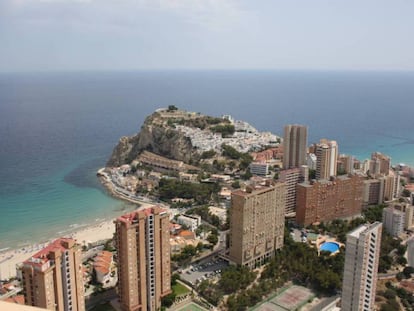 Vista del Tossal de la Cala, donde se halla el 'castellum' romano. En su base, las playas de Poniente y de la Cala, donde varaban los piratas cilicios.