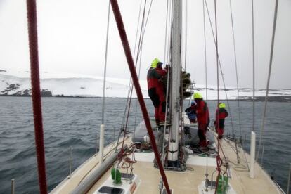 El 'Pakea Bizkaia' hubo de sortear el hielo y las nevadas en su nuevo destino.