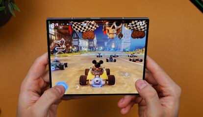 Uso de un smartphone con pantalla plegable
