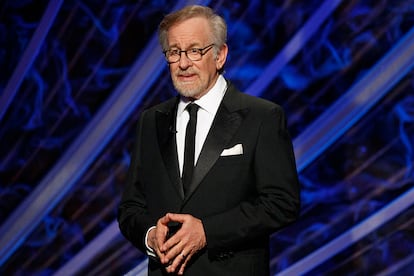 ¿Quién es? Steven Spielberg. ¿A cuánto asciende su patrimonio? 3.100 millones de euros. ¿Cómo amasó su fortuna? El llamado ‘Rey Midas’ de Hollywood hace honor a su nombre. Spielberg es el director más taquillero de la historia del cine, siendo el primero en recaudar 10.000 millones de dólares con sus películas. Además de por su filmografía, ha ganado mucho dinero también porque su productora, Amblin, está detrás de películas como 1917, El juicio de los 7 de Chicago o Transformers.