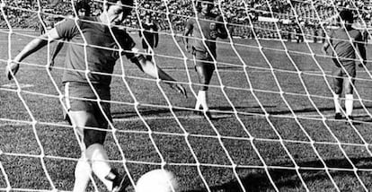 José 'Chamaco' Valdés marca el gol de Chile sin oposición