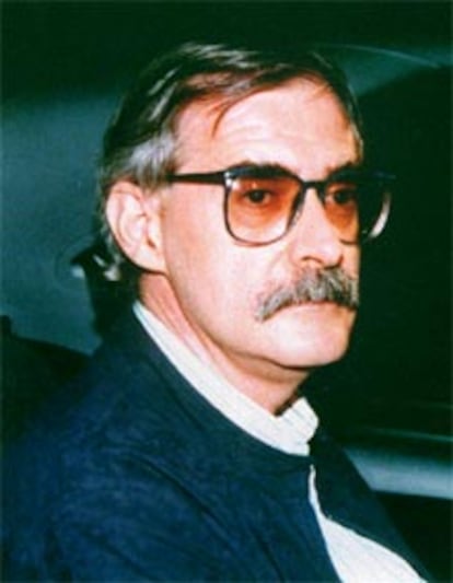 Eugenio Etxebeste, <I>Antxon</I>, a su llegada a España, expulsado por el gobierno de la República Dominicana en 1997.