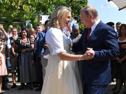 La ministra de Asuntos Exteriores austriaca, Karin Kneissl, y el presidente ruso, Vladimir Putin, bailan en la boda celebrada en el sur de Austria.
