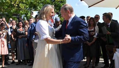 La ministra de Asuntos Exteriores austriaca, Karin Kneissl, y el presidente ruso, Vladimir Putin, bailan en la boda celebrada en el sur de Austria.