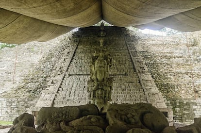 Escalinata de los Jeroglíficos, la mayor inscripción maya conocida, una crónica dinástica que abarca del año 422 al 800.