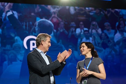 El presidente del PP, Alberto Núñez Feijóo, y la presidenta de la Comunidad de Madrid, Isabel Díaz Ayuso, este domingo en el congreso del partido en Madrid.