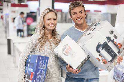 ¿Ves la sonrisa de estos dos modelos del banco de imágenes? Esto no pasa en la vida real. Si tu pareja y tú podéis pasar por este proceso sin tiraros los trastos a la cabeza, enhorabuena, lo habéis conseguido.