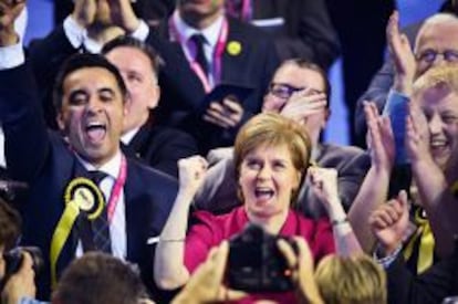 Líder del SNP Nicola Sturgeon celebra el resultado de su partido en Glasgow