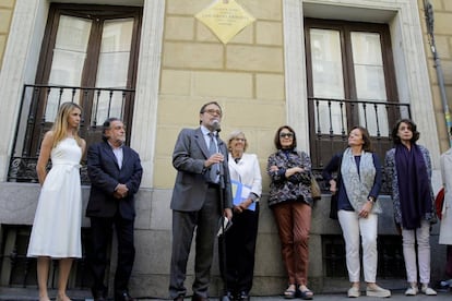 Pepu Hernández (l) and Manuela Carmena (center).