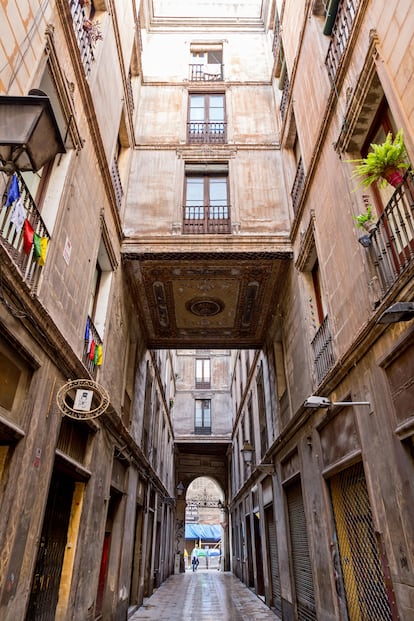 Las callejuelas de la zona antigua de la Barceloneta suelen ser la mejor opción para evitar el sol. En la imagen, el Passatge de la Pau.