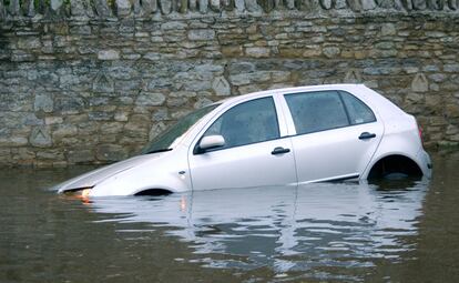 coche hundiéndose