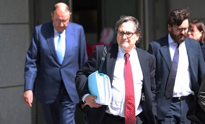 Francisco Marhuenda y Mauricio Casal, en las puertas de la Audiencia Nacional.