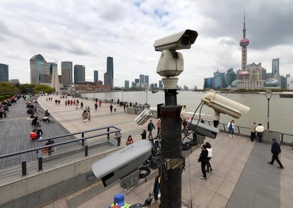 El ojo que todo lo ve.
Una cámara monitorea el flujo de personas en en Shangai, China, el 31 de marzo pasado.