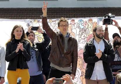 El secretario de Pol&iacute;tica de Podemos, &Iacute;&ntilde;igo Errej&oacute;n, junto a otros dirigentes de Podemos, este pasado fin de semana en Asturias.  