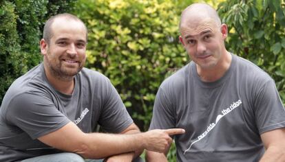 Los directores de 'Pura Vida' Pablo Iraburu y Migueltxo Molina ayer en San Sebastián.