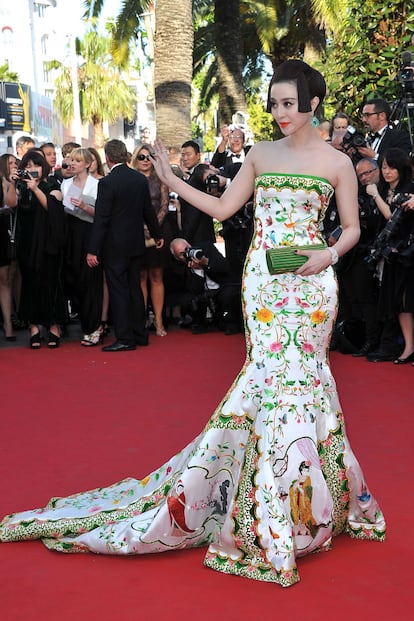 La actriz Fan Bingbing con un vestido bordado de flores de Christopher Bu, cartera de Elie Saab y joyas de Chopard.