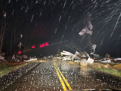 Daños causados ​​por una serie de fuertes tormentas que atravesaron el Medio Oeste en Seymour, Misuri, el 14 de marzo de 2025.