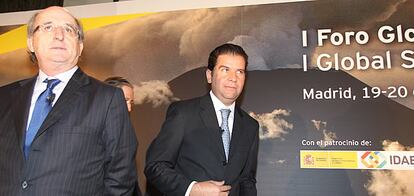 El presidente de Repsol, Antonio Brufau, junto al de Pemex y secretario de Energía de México, Jordy Herrera