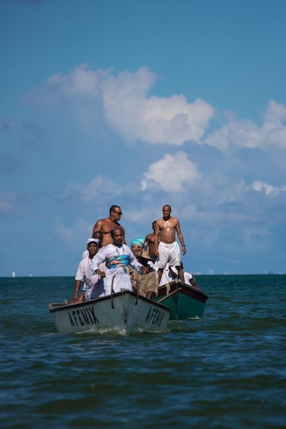Barco volviendo tras realizar la ofrenda a Yemanjá.