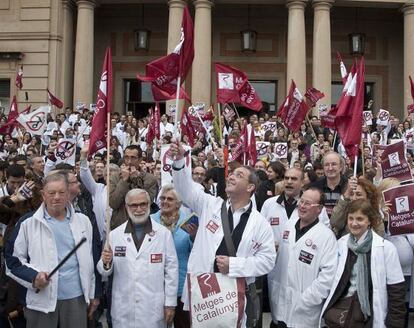 Médicos catalanes protestan por los recortes. / Marcel·lí Sàenz