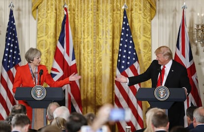 Donald Trump y la primera ministra británica, Theresa May, durante su conferencia de prensa conjunta en la Sala Este de la Casa Blanca en Washington, el 27 de enero de 2017.